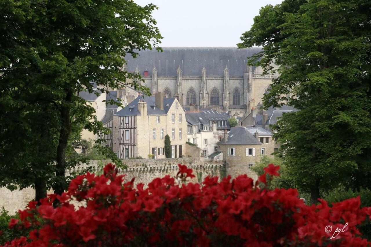 T2 Parking A Reserver Wi-Fi 10' A Pied Du Port Vannes Exterior foto